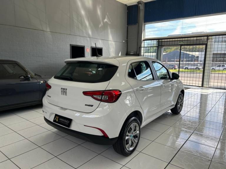 FIAT - ARGO - 2023/2024 - Branca - R$ 73.900,00