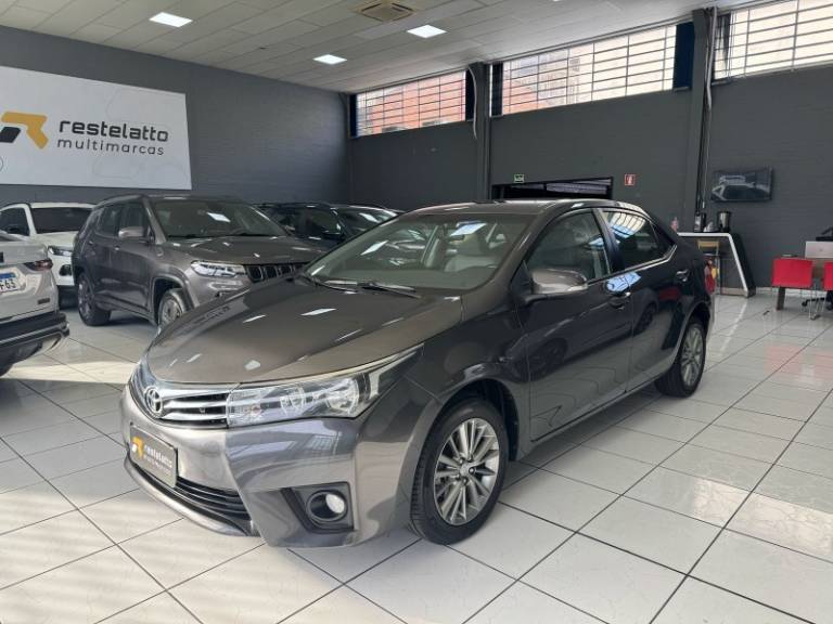 TOYOTA - COROLLA - 2016/2017 - Cinza - R$ 93.900,00