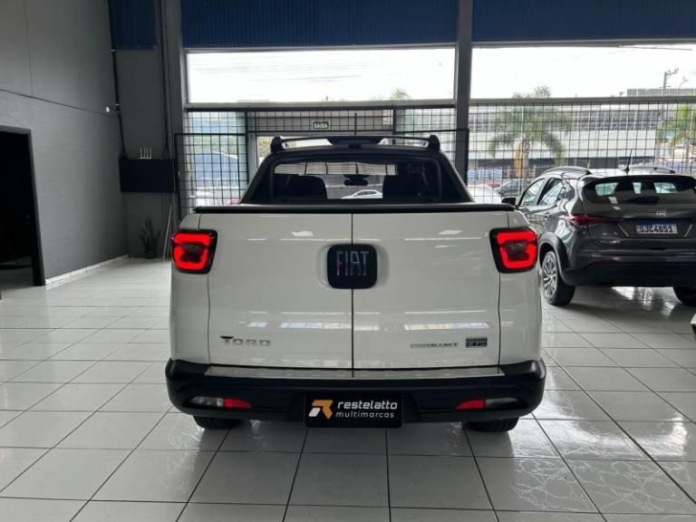 FIAT - TORO - 2021/2022 - Branca - R$ 101.900,00