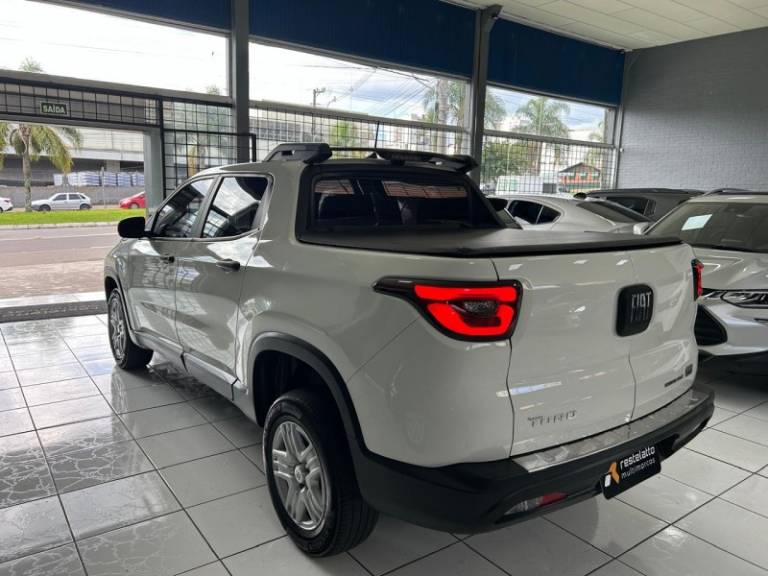 FIAT - TORO - 2021/2022 - Branca - R$ 101.900,00