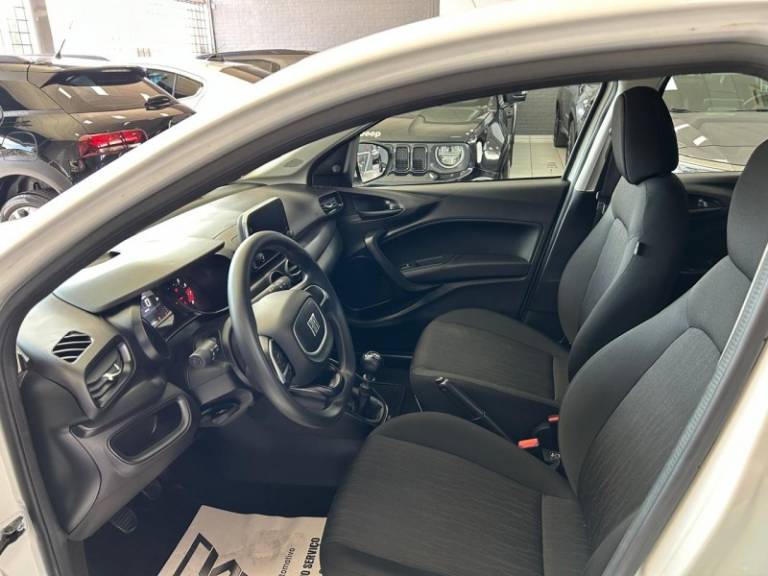 FIAT - ARGO - 2023/2024 - Branca - R$ 73.900,00