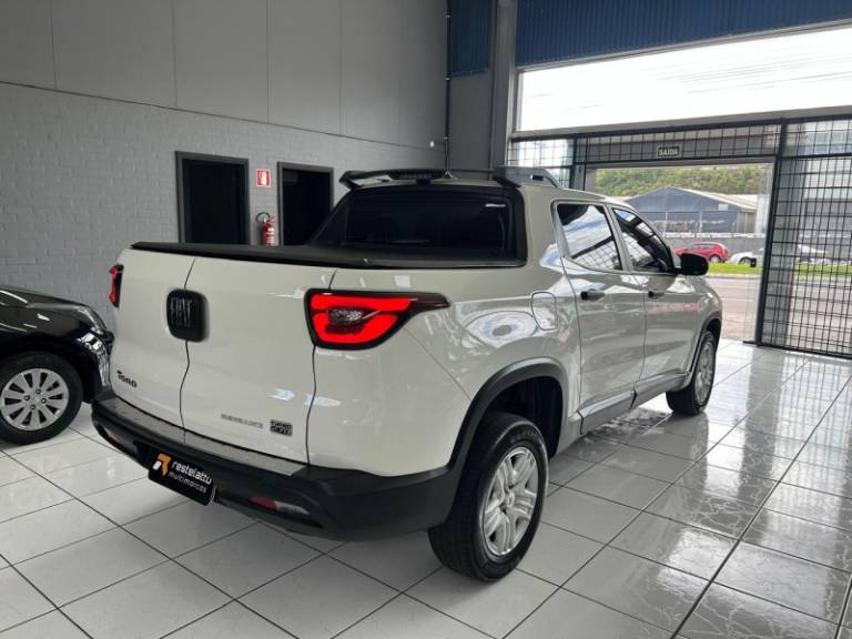 FIAT - TORO - 2021/2022 - Branca - R$ 101.900,00